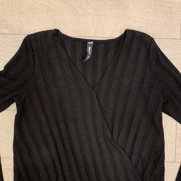 Design Lab V-Neck Long Sleeve - Picture 2 of 5